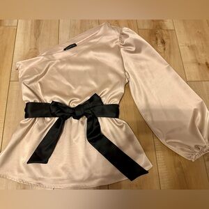 ✨ GIBSONLOOK Champagne Satin One-Shoulder Top (NWOT) ✨